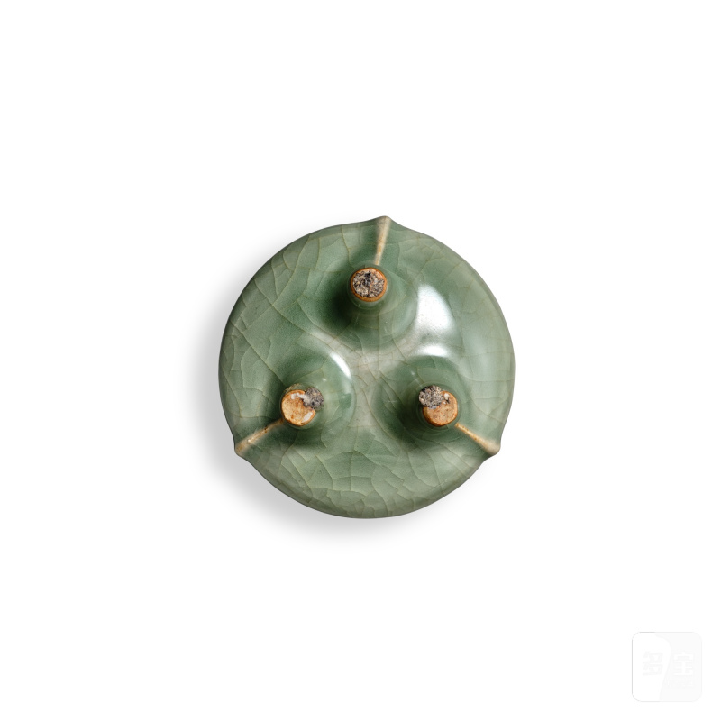 A Longquan celadon-glazed tripid incense burner, Southern Song dynasty | 南宋 龍泉溪口窰青釉鬲式爐 - 图3